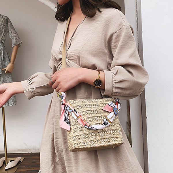 Μοντέρνα  γυναικεία τσάντα με χρωματιστή σατέν λαβή