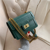 Γυναικεία έκο δερμάτινη τσάντα με μεταλλική στερέωση και λαβές