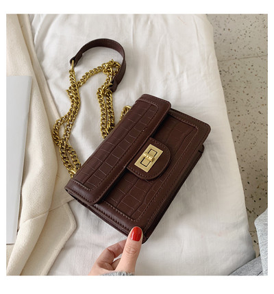 Γυναικεία έκο δερμάτινη τσάντα με μεταλλική στερέωση και λαβές