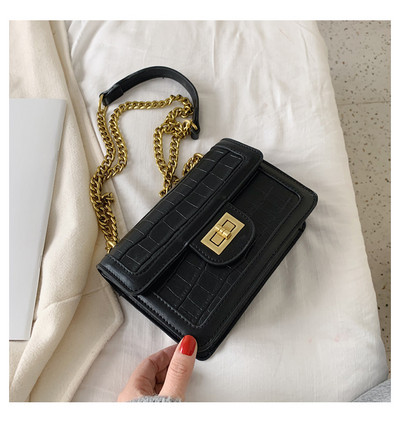 Γυναικεία έκο δερμάτινη τσάντα με μεταλλική στερέωση και λαβές