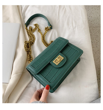 Γυναικεία έκο δερμάτινη τσάντα με μεταλλική στερέωση και λαβές