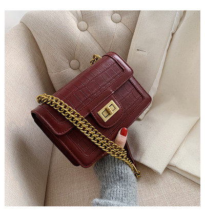 Γυναικεία έκο δερμάτινη τσάντα με μεταλλική στερέωση και λαβές