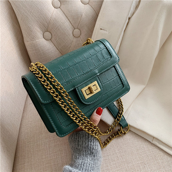 Γυναικεία έκο δερμάτινη τσάντα με μεταλλική στερέωση και λαβές