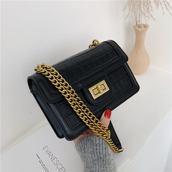 Γυναικεία έκο δερμάτινη τσάντα με μεταλλική στερέωση και λαβές