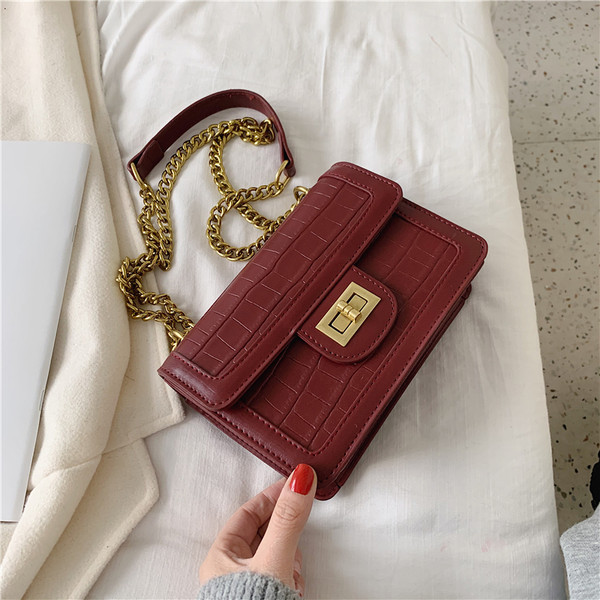 Γυναικεία έκο δερμάτινη τσάντα με μεταλλική στερέωση και λαβές