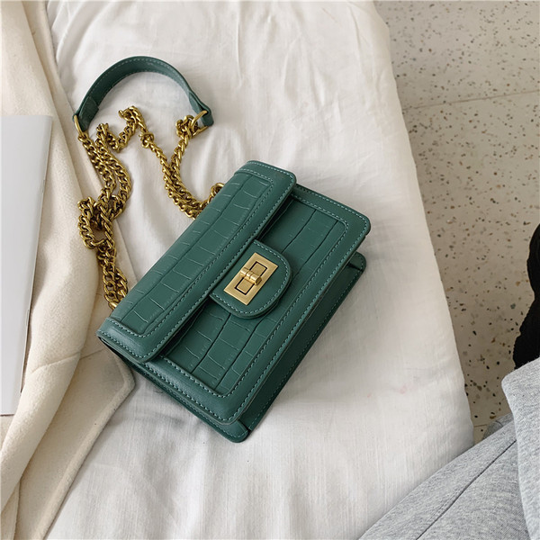 Γυναικεία έκο δερμάτινη τσάντα με μεταλλική στερέωση και λαβές