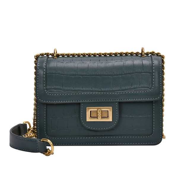 Γυναικεία έκο δερμάτινη τσάντα με μεταλλική στερέωση και λαβές