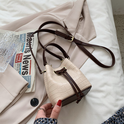 Γυναικεία έκο δερμάτινη τσάντα με κορδόνια και δύο λαβές