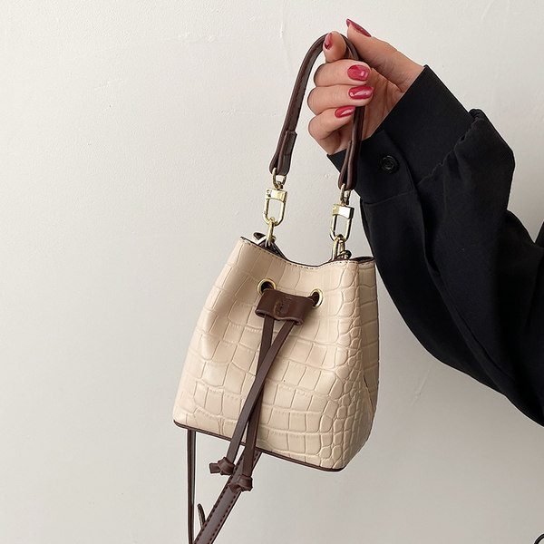 Γυναικεία έκο δερμάτινη τσάντα με κορδόνια και δύο λαβές