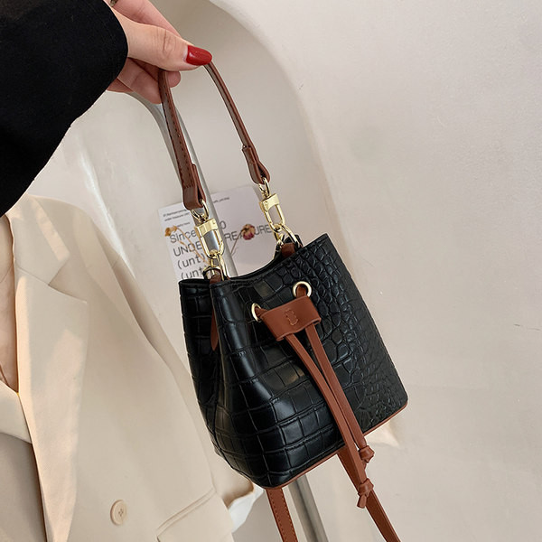 Γυναικεία έκο δερμάτινη τσάντα με κορδόνια και δύο λαβές