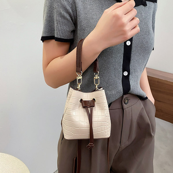 Γυναικεία έκο δερμάτινη τσάντα με κορδόνια και δύο λαβές