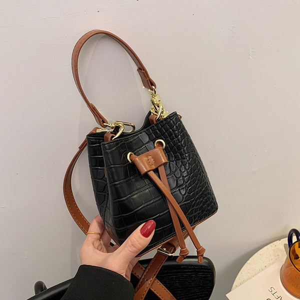 Γυναικεία έκο δερμάτινη τσάντα με κορδόνια και δύο λαβές