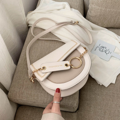 Μικρή έκο δερμάτινη τσάντα με μακριά λαβή και μεταλλικά στοιχεία