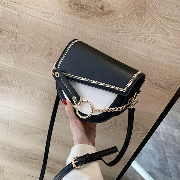 Μικρή έκο δερμάτινη τσάντα με μακριά λαβή και μεταλλικά στοιχεία