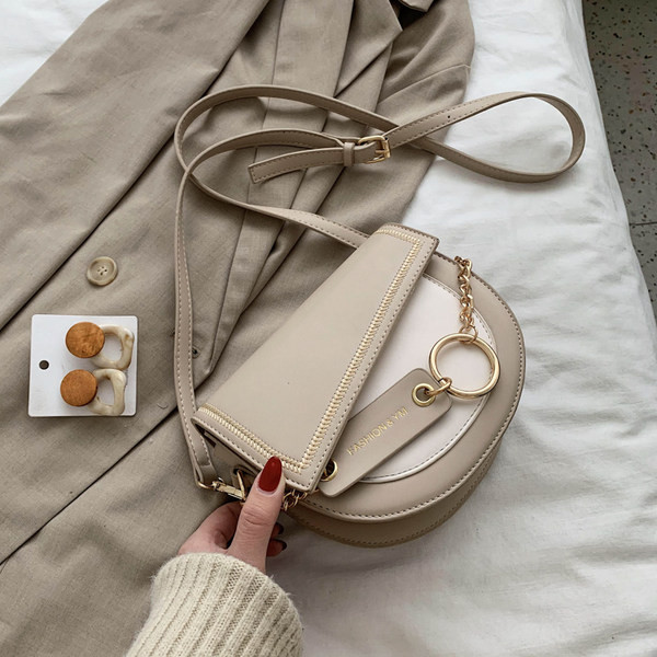 Μικρή έκο δερμάτινη τσάντα με μακριά λαβή και μεταλλικά στοιχεία