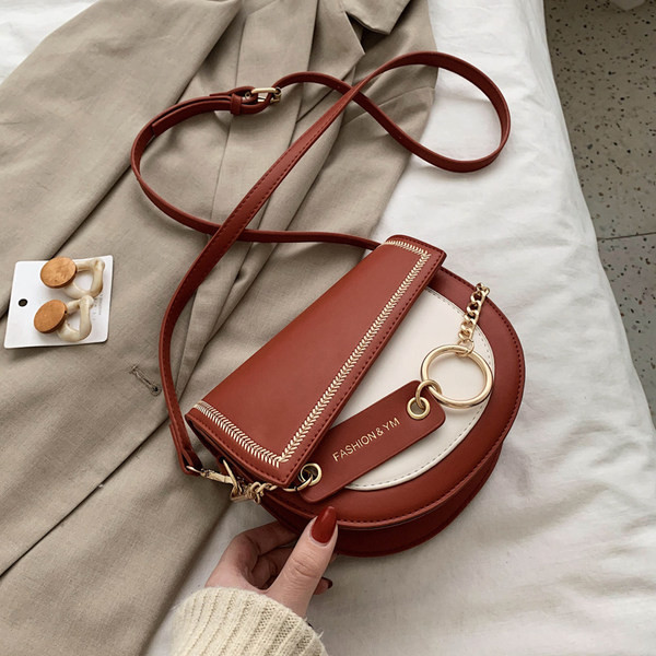 Μικρή έκο δερμάτινη τσάντα με μακριά λαβή και μεταλλικά στοιχεία