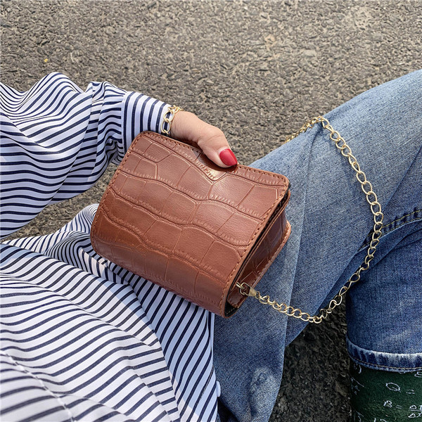 Γυναικεία έκο δερμάτινη τσάντα με μεταλλική λαβή