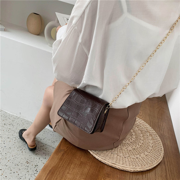 Γυναικεία έκο δερμάτινη τσάντα με μεταλλική λαβή