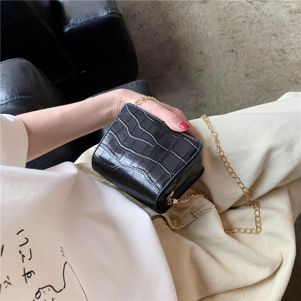 Γυναικεία έκο δερμάτινη τσάντα με μεταλλική λαβή