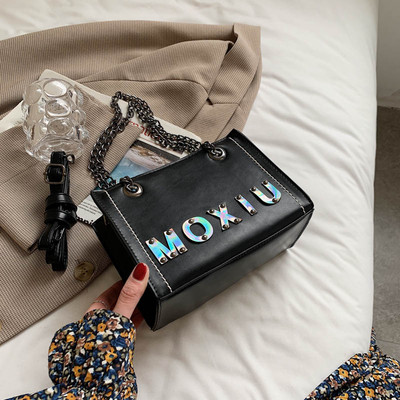 Sieviešu ādas soma ar uzrakstu un ķēdīti