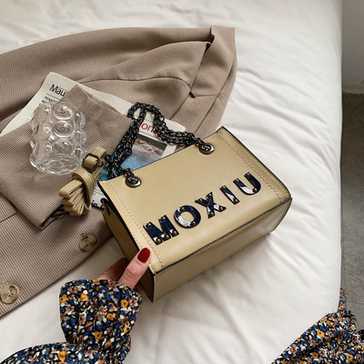 Sieviešu ādas soma ar uzrakstu un ķēdīti