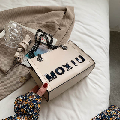 Sieviešu ādas soma ar uzrakstu un ķēdīti