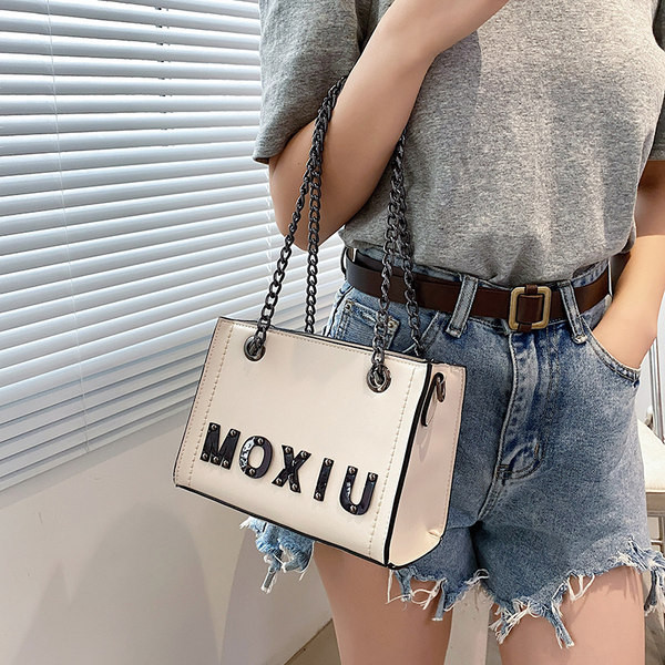 Sieviešu ādas soma ar uzrakstu un ķēdīti