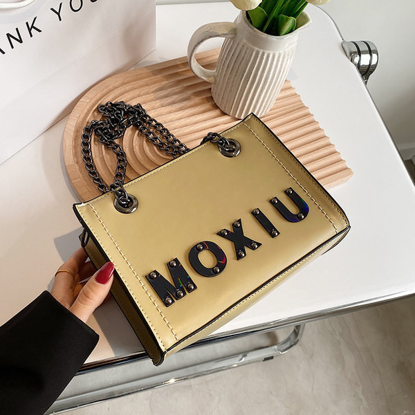 Sieviešu ādas soma ar uzrakstu un ķēdīti