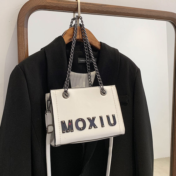 Sieviešu ādas soma ar uzrakstu un ķēdīti