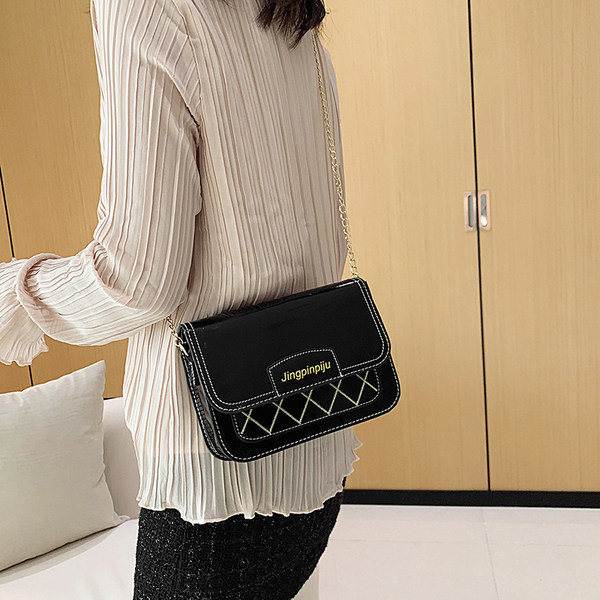 Sieviešu lakādas soma ar metāla aizdari