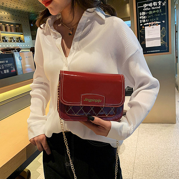 Sieviešu lakādas soma ar metāla aizdari