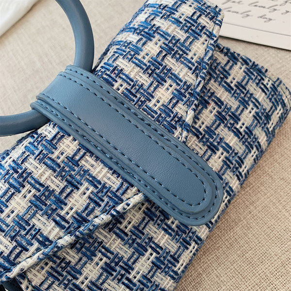 Maza sieviešu somiņa ar apaļu rokturi – piemērota gan gadījumiem, gan ikdienai