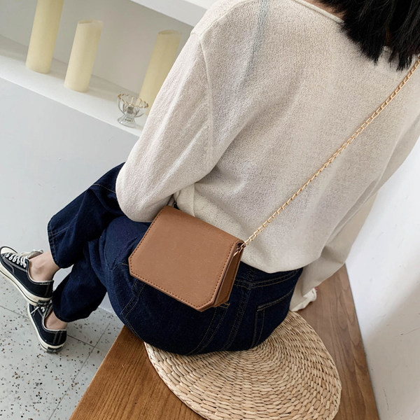 Σύγχρονη γυναικεία τσάντα με μεταλλική λαβή και στερέωση