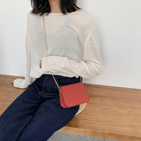 Σύγχρονη γυναικεία τσάντα με μεταλλική λαβή και στερέωση