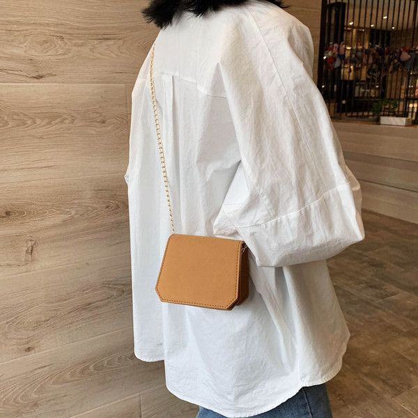 Σύγχρονη γυναικεία τσάντα με μεταλλική λαβή και στερέωση