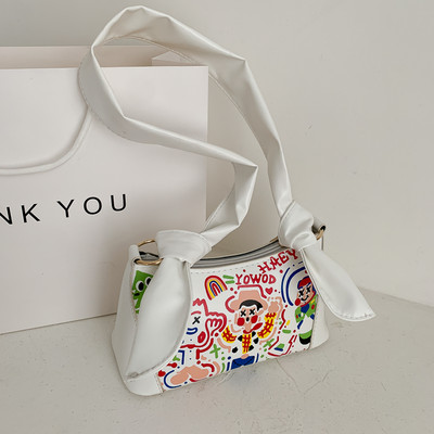 Μικρή γυναικεία τσάντα σε λευκό και μαύρο χρώμα με πολύχρωμη διακόσμηση