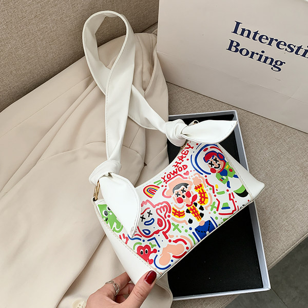 Μικρή γυναικεία τσάντα σε λευκό και μαύρο χρώμα με πολύχρωμη διακόσμηση