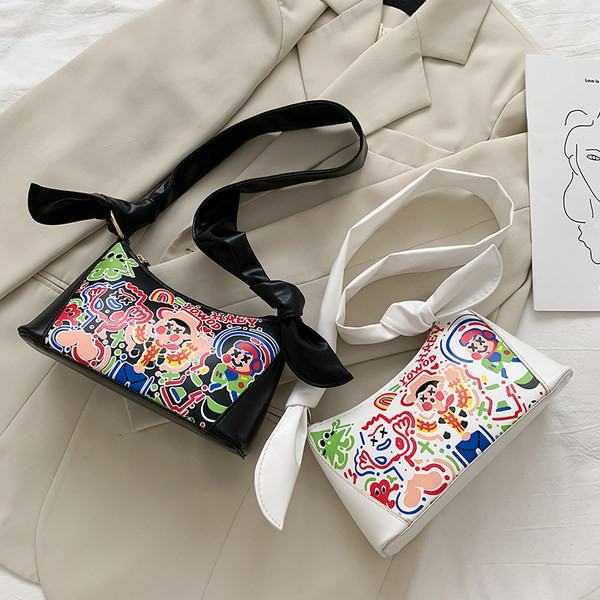 Μικρή γυναικεία τσάντα σε λευκό και μαύρο χρώμα με πολύχρωμη διακόσμηση