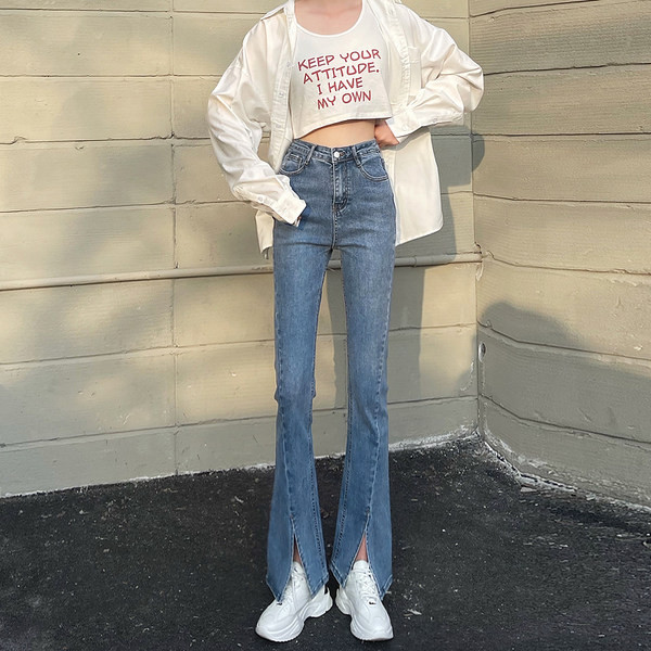 Νέο μοντέλο τζιν με υψηλή μέση και σχισμές 