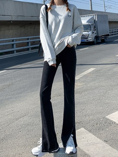 Sieviešu ikdienas džinsi ar šķēlumiem - vienkāršs modelis