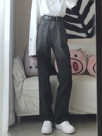 Ευρύ μοντέλο τζιν με σκισμένα μοτίβα και ψηλή μέση