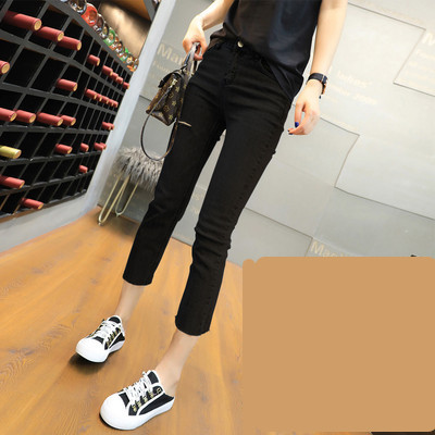 Sieviešu pieguloši džinsi ar saplēstiem motīviem