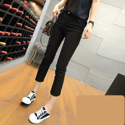 Sieviešu pieguloši džinsi ar saplēstiem motīviem