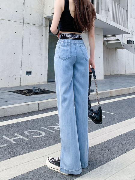 Model larg de blugi cu fante si talie elastica