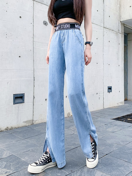 Model larg de blugi cu fante si talie elastica