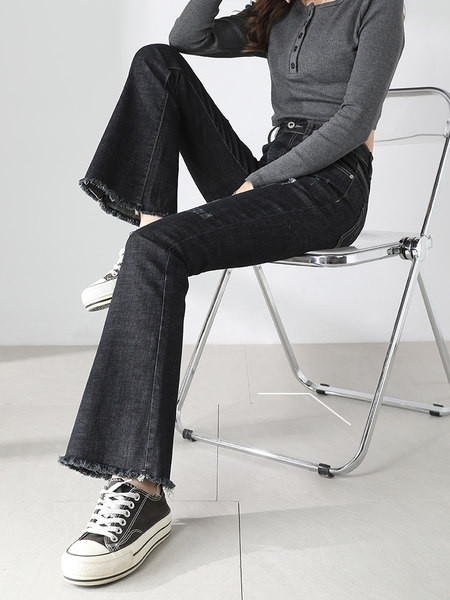 Καθημερινά  τζιν με σκιζμένα μοτίβα