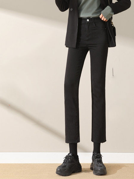 Aktuālie sieviešu džinsi ar kabatām-taisns modelis