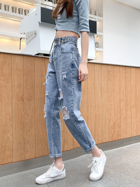 Ikdienas džinsi ar augstu vidukli un saplēstiem motīviem