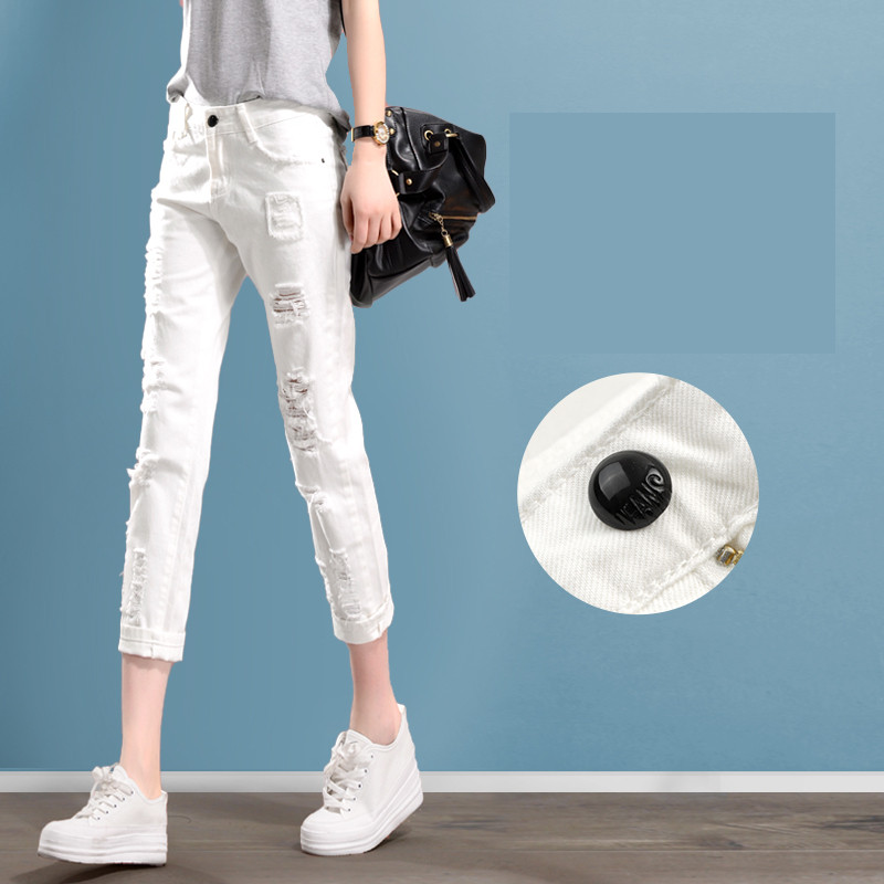 Μοντέρνα τζιν με σκισμένα μοτίβα σε λευκό - δύο μοντέλα