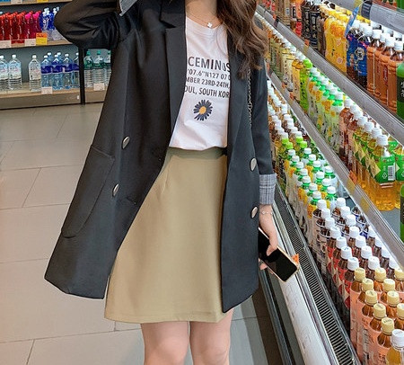 Stilīga sieviešu garā jaka ar kabatām un pogām